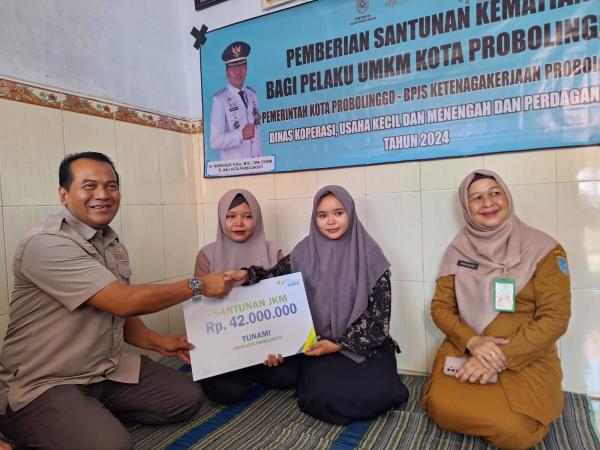 Pj Walikota Probolinggo Berikan Santunan Kematian Pelaku UMKM