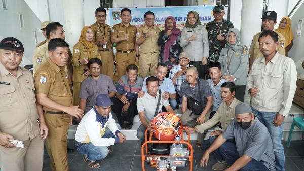 Tingkatkan Produksi Ketahanan Pangan, Bebas Manggazali Serahkan Bantuan Alsintan ke Petani