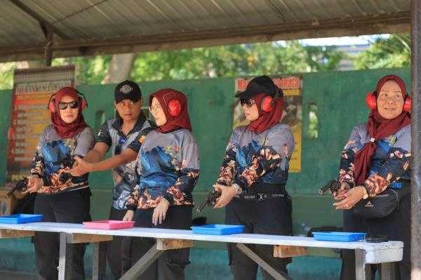 Latihan Menembak, Kepala UPT Kanwil Kemenkumham Jatim Tingkatkan Fokus dan Kebersamaan di Porong