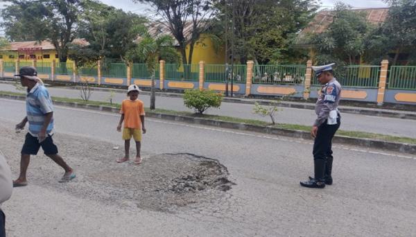 Satlantas Polres TTU Lakukan Giat Survei dan Timbun Jalan Rusak di Jantung Kota Kefamenanu