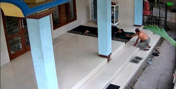 Viral !! Pencurian HP Pengunjung Masjid di Bondowoso Terekam CCTV