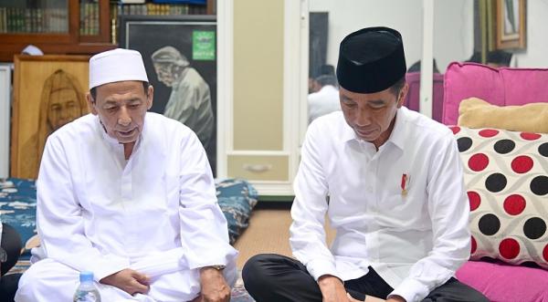 Jokowi Takziah ke Rumah Duka Almarhumah Syarifah Salma Istri Habib Luthfi di Pekalongan