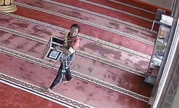 Pencuri Uang Kotak Amal Masjid Jami Nurul Jannah Beraksi, Pelaku Terekam CCTV