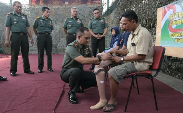 Gandeng Yayasan dan Relawan, Kodim Sukoharjo Serahkan Bantuan Kaki Palsu