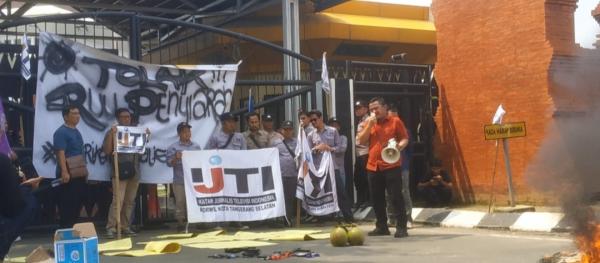 IJTI Bersama Serikat Pers di Banten Demo Tolak Revisi UU Penyiaran 2024