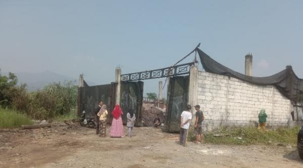 Bikin Resah, Ratusan Warga Leuwisadeng Kabupaten Bogor Geruduk Gudang Limbah