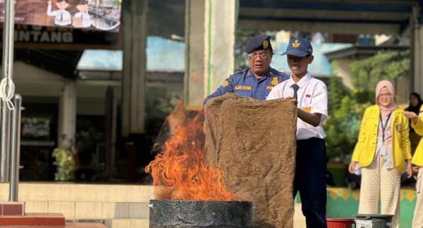 Bersama Damkar, Kelompok Mahasiswa K3 FKM UI Berikan Edukasi Penanganan Kebakaran di SMP 3 Depok