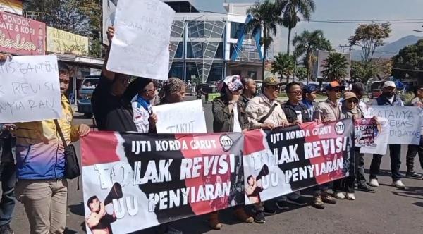 Tolak RUU Penyiaran, Puluhan Jurnalis Garut Gelar Aksi Longmach