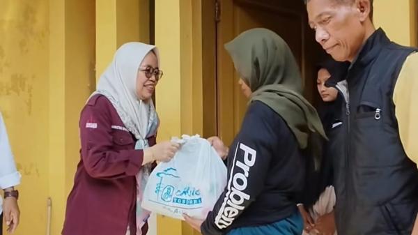 Plaza Asia Tasikmalaya Bersama Dinsos Salurkan Bantuan Lewat Program Wargi Bageur di Sukamenak