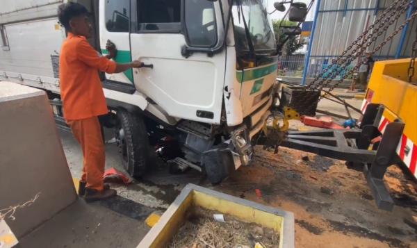 Truk Tronton Tabrak Dua Mobil Minibus di Exit Tol Karawang Barat