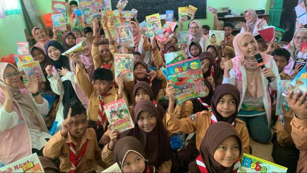 Peringati Hari Anak Internasional, Srikandi PLN UP3 Ponorogo Bagikan Ratusan Buku