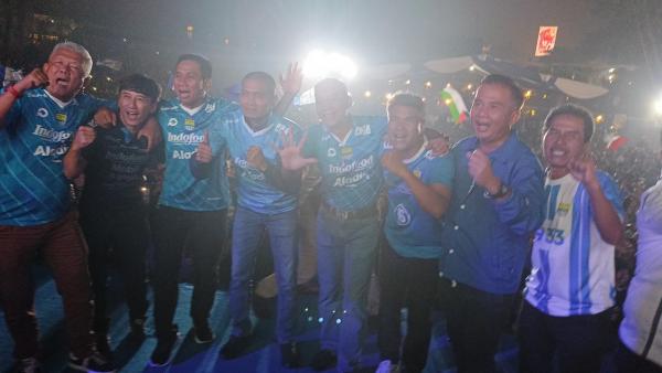 Bey Rayakan Persib Juara Bersama Ribuan Bobotoh di Gedung Sate