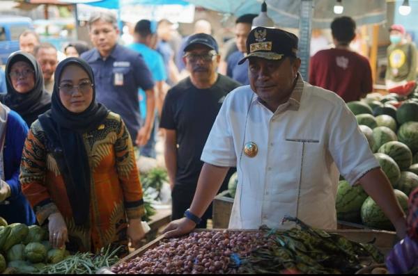 Pj Gubernur Sulbar Bersama Bupati Mamuju Cek Harga Bahan Pokok di Pasar Tradisional