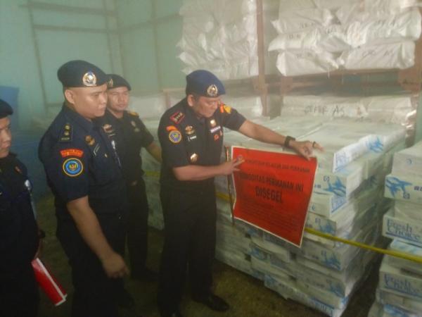 PSDKP Segel Gudang Penyimpanan Ikan Impor Ilegal di Batam