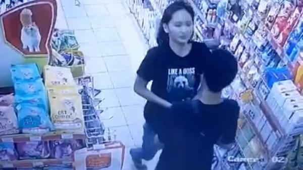 Terekam CCTV, Pasangan Kekasih Ini Curi Barang Kosmetik di Minimarket Rawalumbu Bekasi