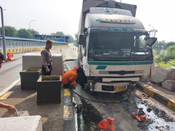 Kecelakaan Hari Ini Truk Tronton Rem Blong Tabrak 2 Minibus di Gerbang Tol Karawang Barat