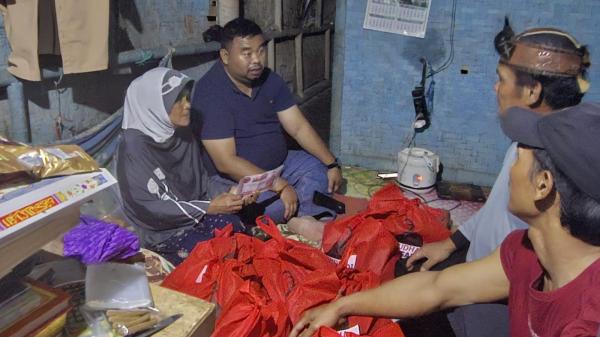 Rumah Dua Janda Tua di Cibiuk Kebakaran, Anggota DPRD Garut Berikan Bantuan