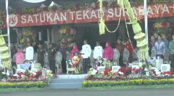 Puncak HUT Kota Surabaya ke-731 Potong Tumpeng untuk Warga di Halaman Balai Kota