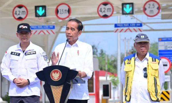 Resmikan Jalan Tol Pekanbaru-Padang, Presiden Jokowi Pesan Ini untuk Kepala Daerah di Riau