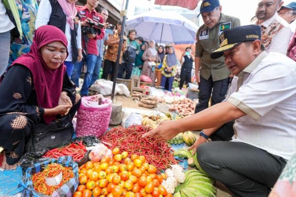 Cek Harga Bahan Pokok, Pj Gubernur Sulbar ke Pasar Baru Polewali