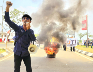 Tolak RUU Penyiaran, Puluhan Jurnalis dan Mahasiswa Aksi Unjuk Rasa di Depan Gedung DPRD Banten