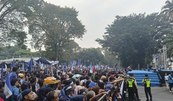 Sambut Kedatangan Persib Bandung, Ribuan Bobotoh Padati Gedung Sate