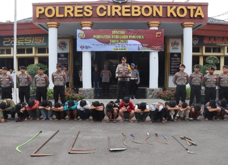 Polisi Amankan Belasan Remaja Bawa Sajam Rencanakan Tawuran Konten di Kota Cirebon