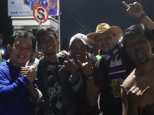 Nobar Persib Vs Madura United, Ivan Kuntara Manjakan Bobotoh dengan Give Away