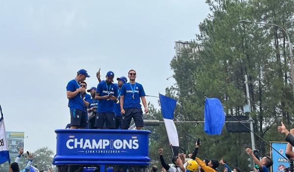 Membiru! Meriahnya Jalanan Kota Bandung saat Pawai Juara Persib