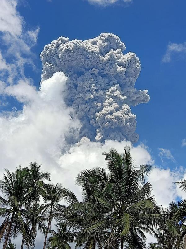 Semburan Abu Setinggi 7.000 Meter Gunungapi Ibu Kembali Erupsi