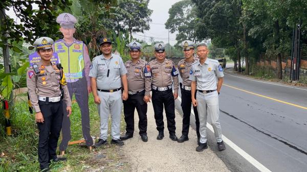 Satlantas Polres Cianjur Pasang Patung Polisi di Tempat Rawan Lakalantas