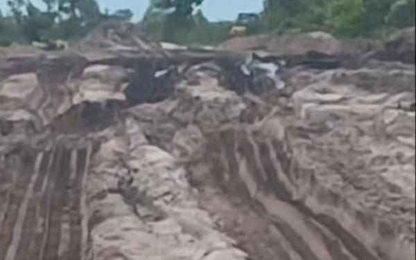 Waket DPRD Kobar: Aktivitas Pertambangan Pasir Silica Merusak Jalan di Desa Kubu