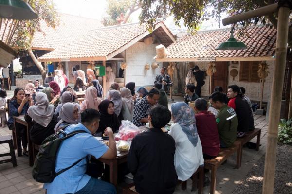 Ingin Nikmati Kuliner Sunda dengan Suasana Desa, Dumuk Bareto Bandung Bisa Jadi Solusi