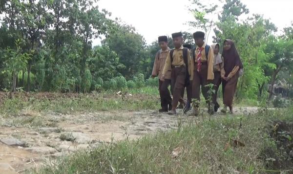 Akses Jalan Sulit, Anak Dusun Wonopuro Ponorogo Jalan Kaki 2 Kilometer ke Sekolah