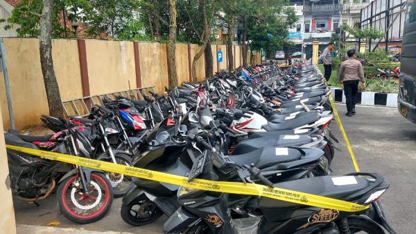 Ratusan Sepeda Motor Dikandangkan di Mapolres Tasikmalaya Kota Akibat Pelanggaran Lalu Lintas