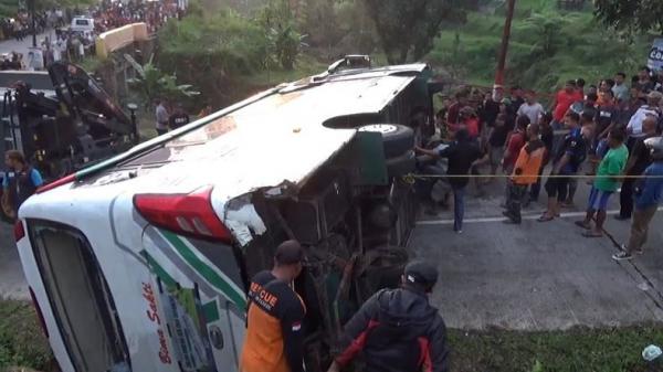 Kecelakaan Bus Pariwisata Terguling di Tanjakan Kemuning Karanganyar, Sejumlah Penumpang Terluka
