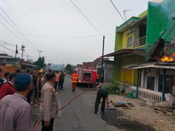 Kebakaran Melahap Rumah Nenek Sainah di Pesawaran, Polisi Bantu Padamkan