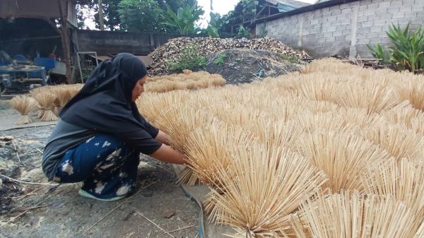 Berkah Produsen Tusuk Sate di Tasikmalaya Jelang Idul Adha 1445 H