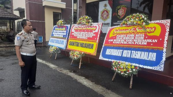 BSC Dibubarkan, Polres Tasikmalaya Kota Terima Karangan Bunga dan Ucapan Selamat dari Masyarakat