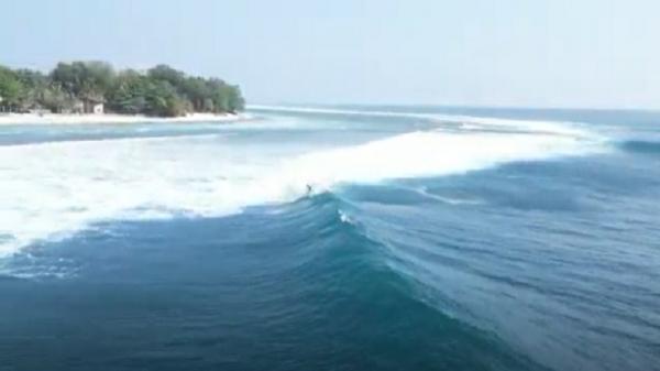 Keren! Pantai Karang Ngimbor di Pesisir Barat Lampung Surga Para Surfer dan Spot Sunset Terindah