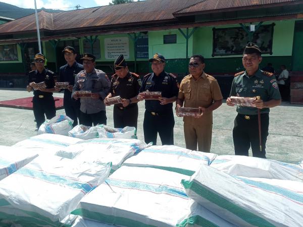 Dugaan Penyelundupan Rokok Puluhan Karton Yang Diamankan di Kodim Alor, Kini Dinusnakan