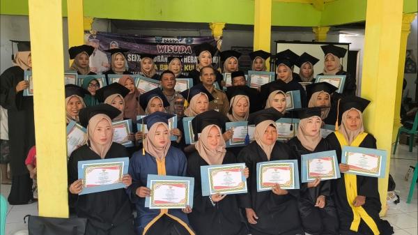 Puluhan Orang Tua Hebat Desa Bucor Kulon Diwisuda Pasca Menjalani 13 Kali Pertemuan