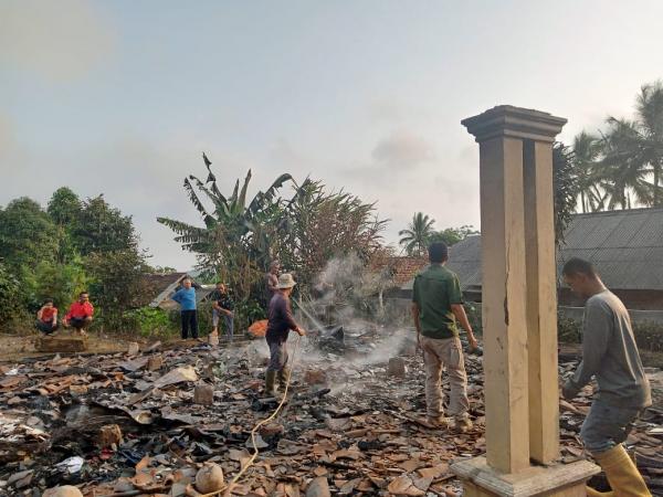 Korsleting Listrik! Rumah di Simpenan Sukabumi Hangus Terbakar hingga Rata dengan Tanah