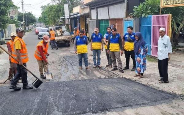 Melalui Program Mantri Jalan, Pemkot Cilegon Perbaiki Jalan di Kelurahan Ciwaduk