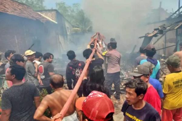 Dua Rumah Warga di Lamongan Ludes Terbakar Dilalap Si Jago Merah