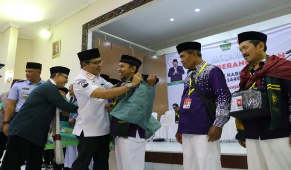 Bupati Bandung Lepas Keberangkatan Jemaah Haji Kloter 26 KJT: Semoga Mabrur dan Mabruroh