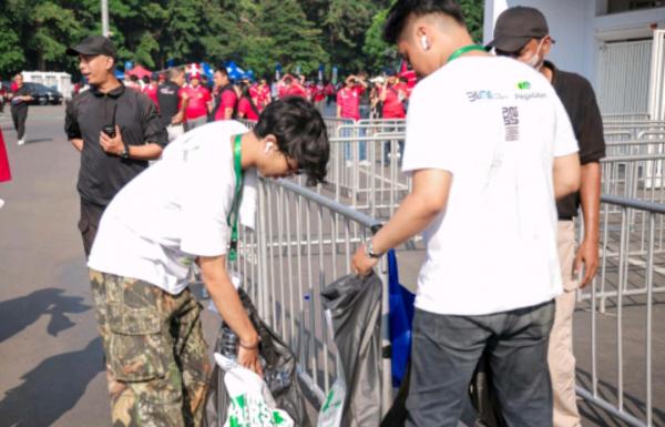 Pegadaian Gelar Aksi Bersih-Bersih di Gelora Bung Karno Pasca Pertandingan Indonesia vs Irak