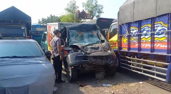 Tragis! Detik-detik Mobil Boks Hantam Truk Gandeng di Jombang, Sopir dan Kernet Terjepit