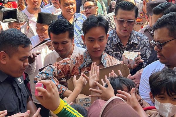 Gibran Rakabuming Raka Bagikan Susu Gratis di SDN Margorejo VI Surabaya, Didampingi Emil dan Hendy