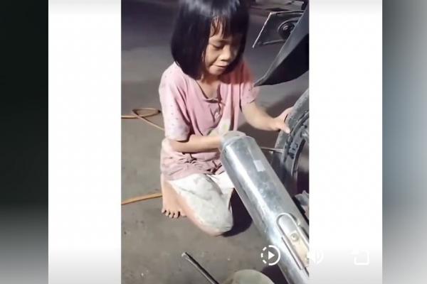 Viral! Gadis Cilik Jadi Penambal Ban hingga Larut Malam di Pinggiran Jakarta, Ini Faktanya!